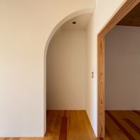 大阪市旭区大宮5丁目の賃貸物件/2F。階段の半アーチ開口も愛おしいポイント。