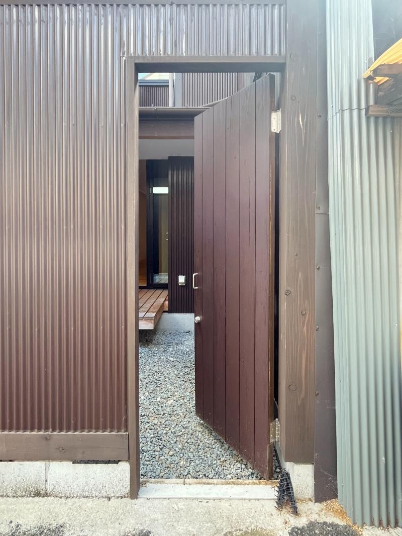 大阪市旭区大宮5丁目の賃貸物件/屋外と庭をつなぐ扉。