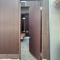 大阪市旭区大宮5丁目の賃貸物件/屋外と庭をつなぐ扉。
