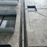 大阪市西区新町3丁目の賃貸物件/左側はタイルを剥がした仕上げ、右側は塗装を削った仕上げ。