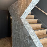 大阪市西区新町3丁目の賃貸物件/1階のエントランスには、エレベーターと階段があります。