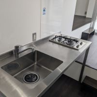 大阪府大阪市淀川区⻄中島の賃貸物件/スタイリッシュなステンレスキッチン。