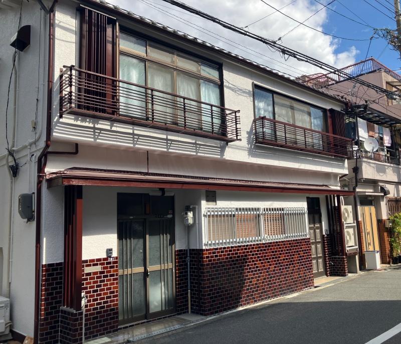 大阪市東淀川区菅原7の賃貸物件/あずき色のタイルが可愛らしい外観。