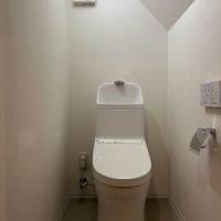 大阪市生野区小路東2丁目の賃貸物件/温水洗浄便座付きトイレ。