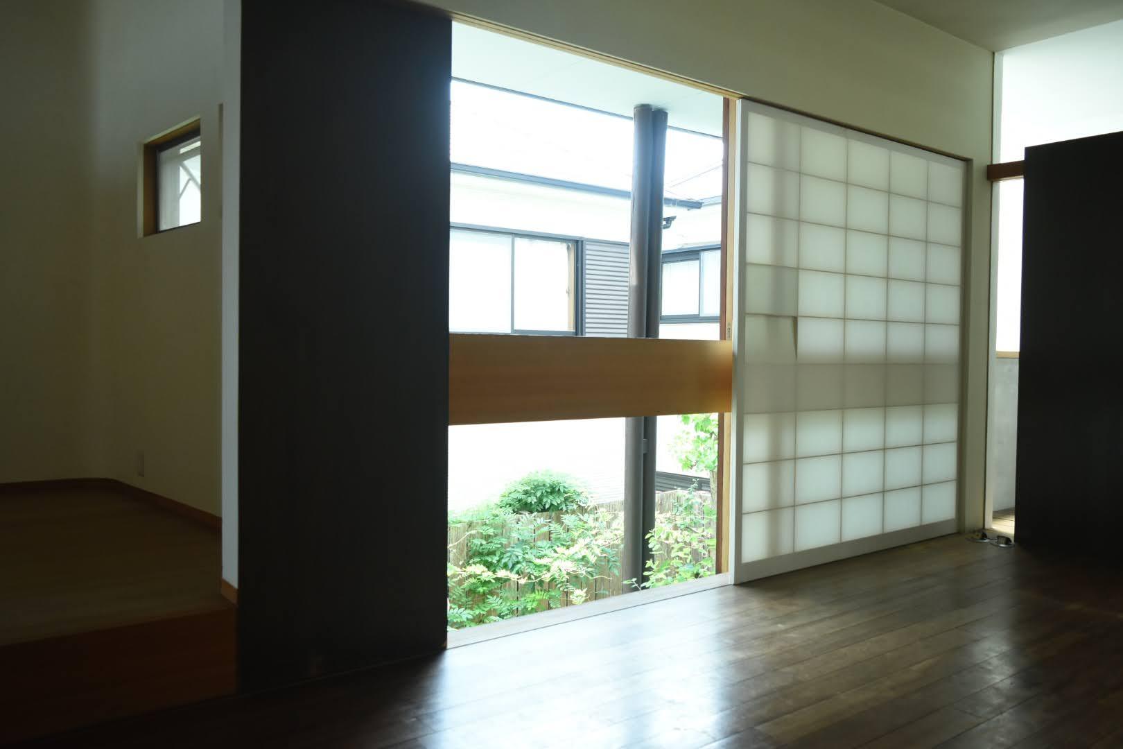 吹田市新芦屋上の賃貸物件/大きくとられた開口部からは庭が見下ろせます。