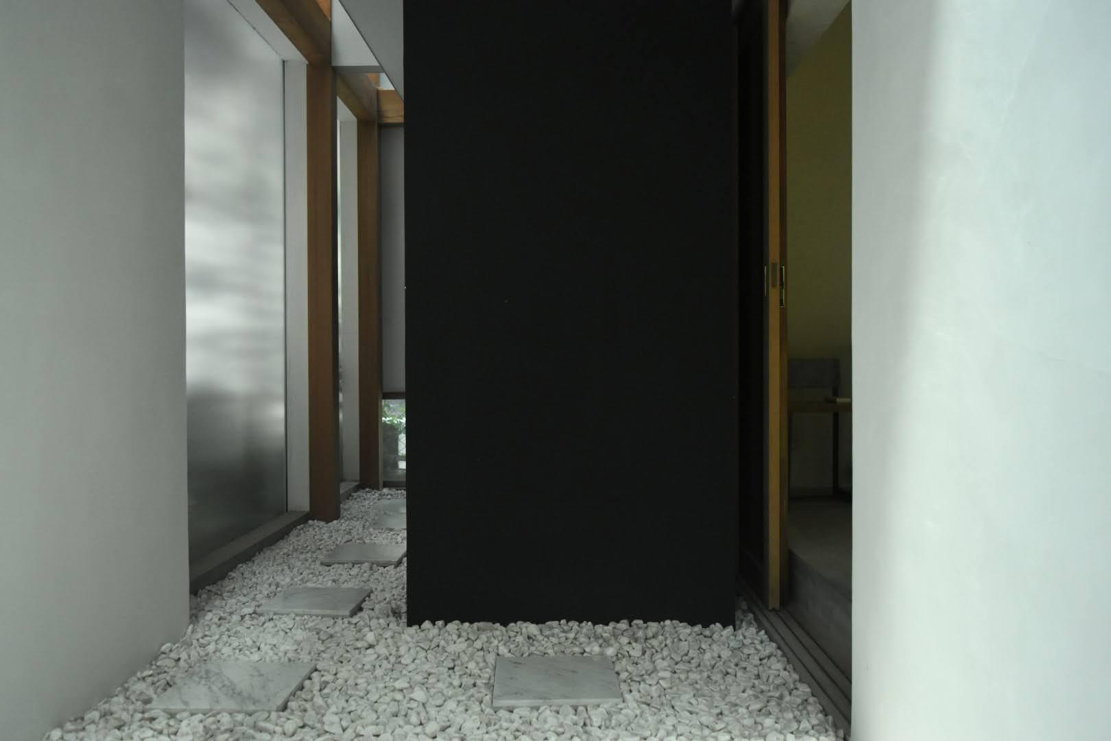 吹田市新芦屋上の賃貸物件/スペース２の奥には砂利敷きと飛び石の地面が現れますが実は屋内。