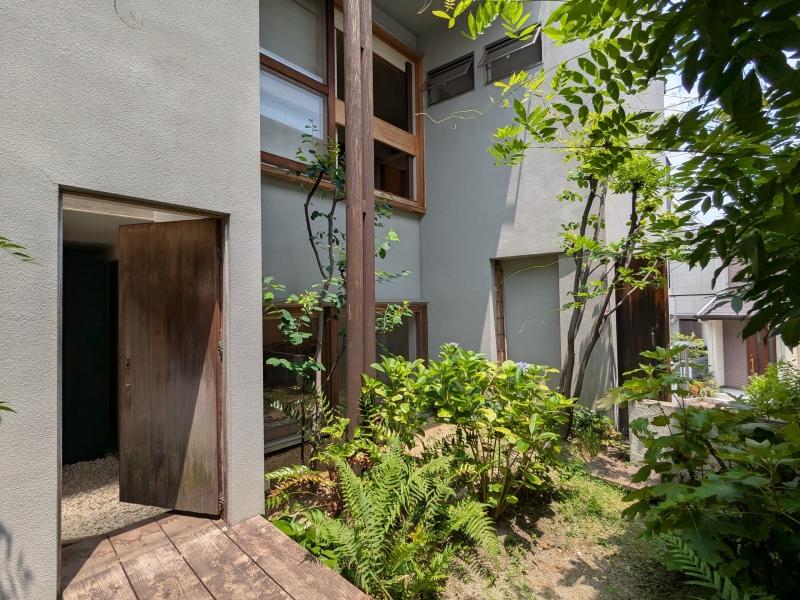 吹田市新芦屋上の賃貸物件/周囲から閉じつつ室内と開放的につながる庭。