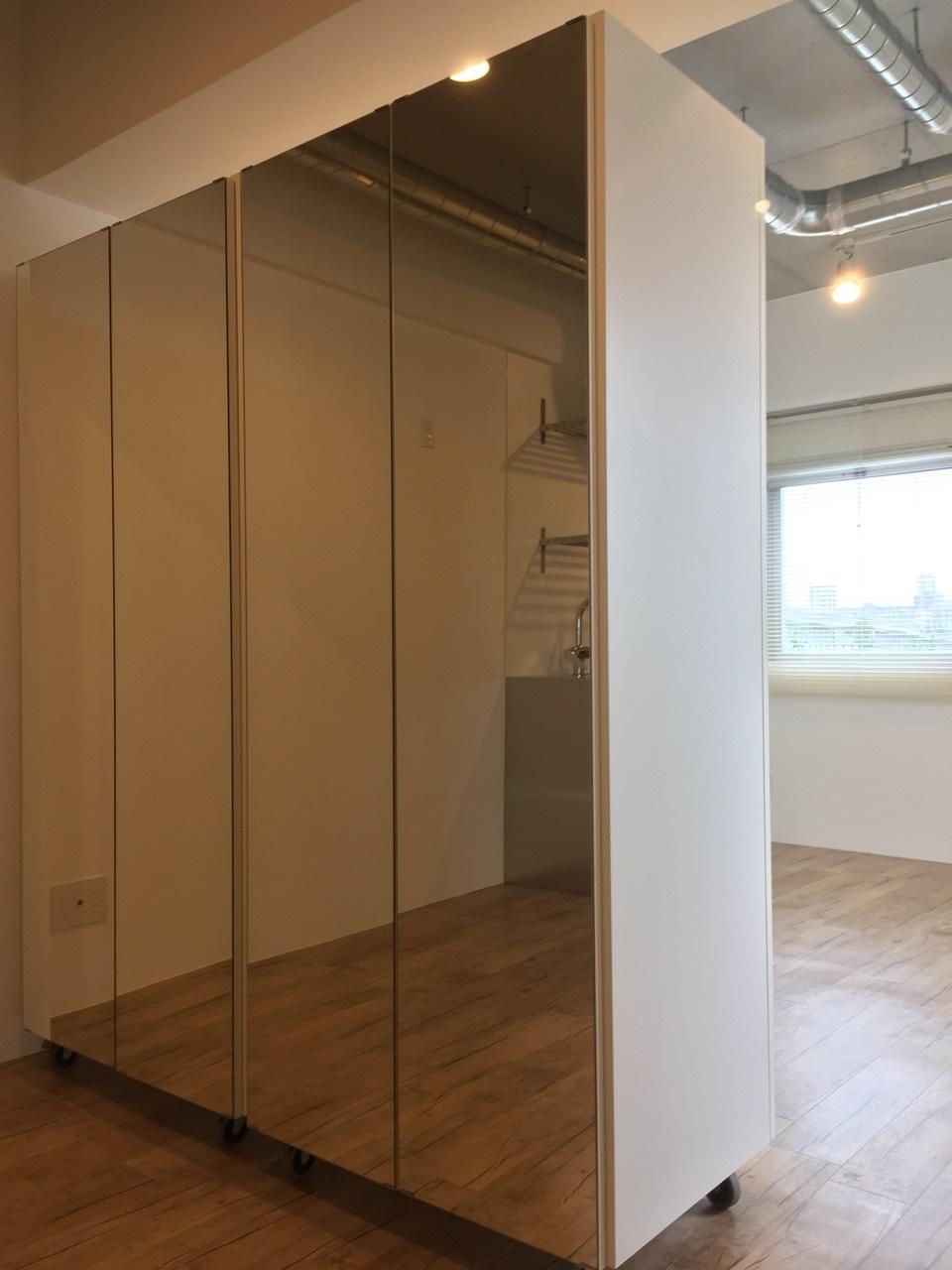 大阪府豊中市桜の町の賃貸物件/【403】収納棚の扉がミラー仕様になっています。