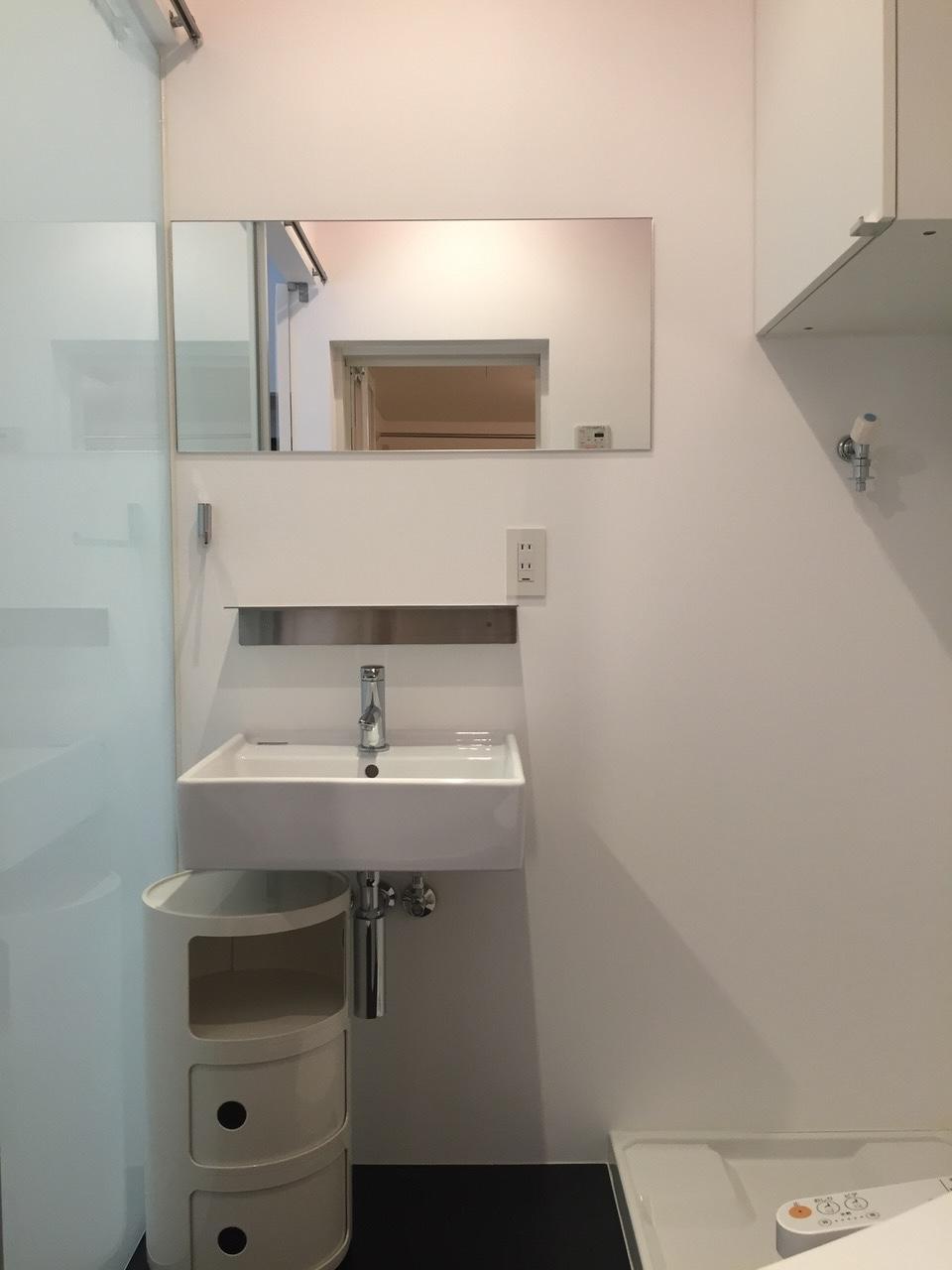 大阪府豊中市桜の町の賃貸物件/【403】スッキリとした洗面。隣にトイレがあります。