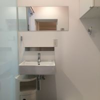 大阪府豊中市桜の町の賃貸物件/【403】スッキリとした洗面。隣にトイレがあります。