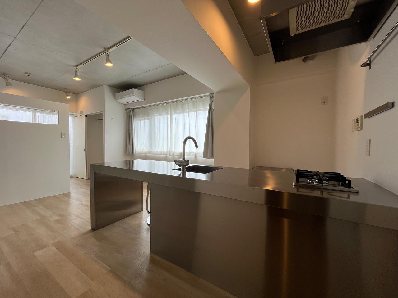 大阪府豊中市桜の町の賃貸物件/【404】キッチンでも自然光を感じられます。