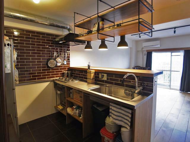 大阪市北区中津の賃貸物件/天井吊り棚と壁面のタイルがカッコよくまとまったキッチン。