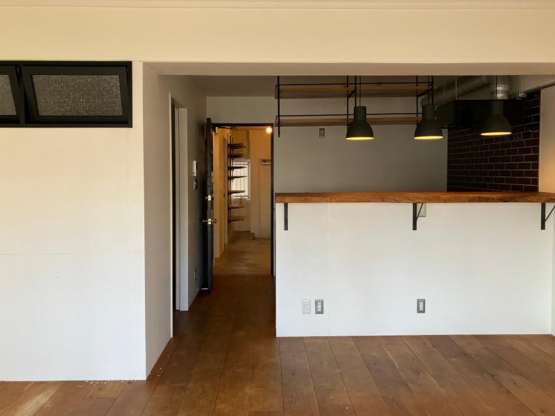 大阪市北区中津の賃貸物件/リビングから廊下を見る。