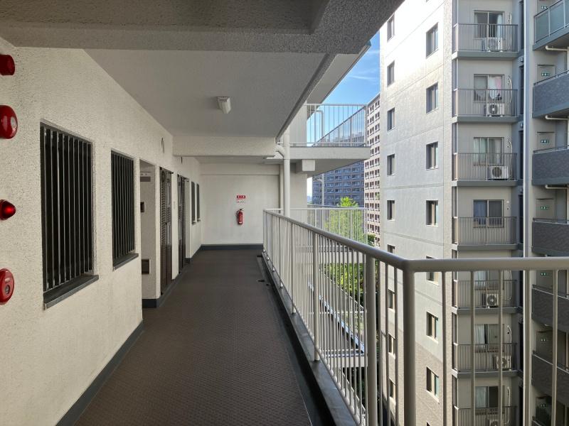 大阪市北区中津の賃貸物件/共用部からも青空と緑が楽しめる。