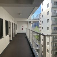 大阪市北区中津の賃貸物件/共用部からも青空と緑が楽しめる。