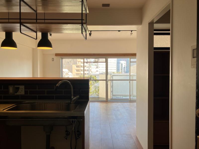 大阪市北区中津の賃貸物件/キッチン越しに、気持ちの良いリビング。