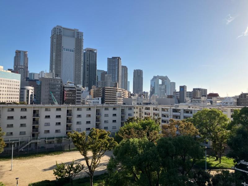 大阪市北区中津の賃貸物件/バルコニーからは、梅田スカイビルまで見晴らせる。梅田がこの近さでこの抜け感！