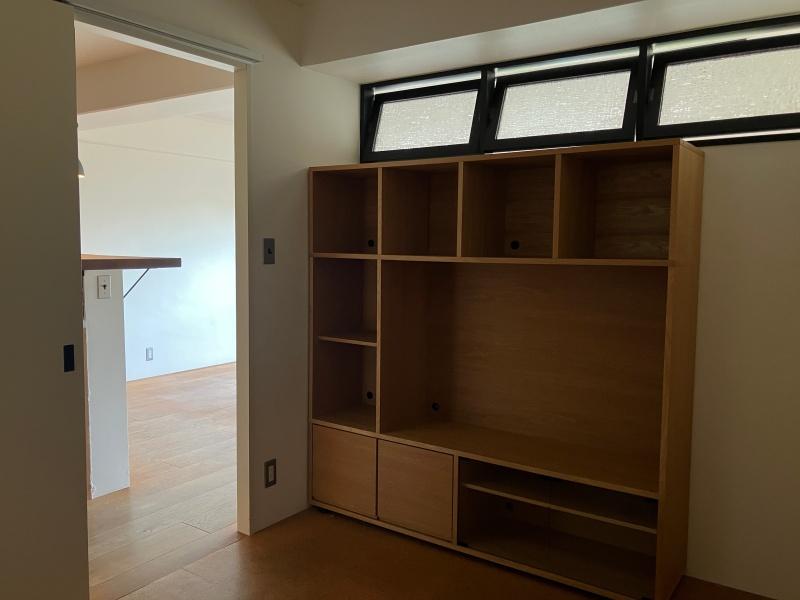 大阪市北区中津の賃貸物件/キッチン横、洋室２には棚があります。