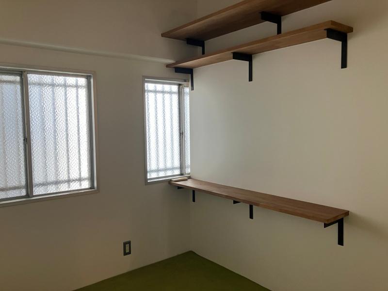 大阪市北区中津の賃貸物件/玄関横の洋室１。飾り棚付き。