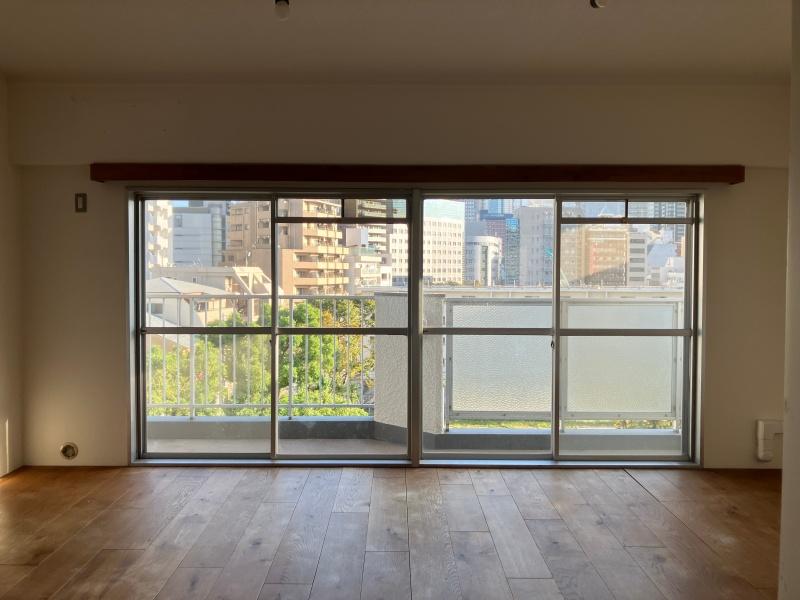 大阪市北区中津の賃貸物件/リビングからは、公園の木々がよく見える。