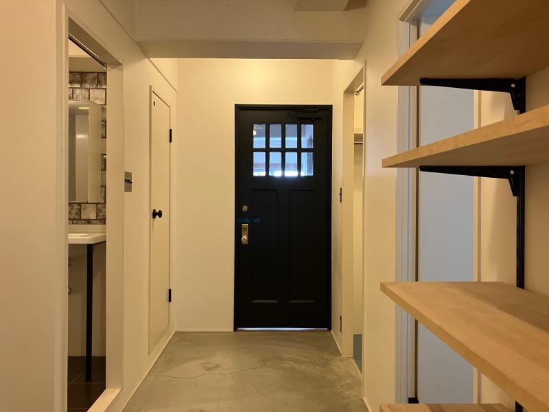 大阪市北区中津の賃貸物件/どっしりとかっこいい扉の先、