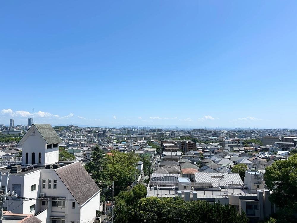 箕面市箕面3丁目の売買物件/可愛らしい小学校の時計台が眼下に見えます。