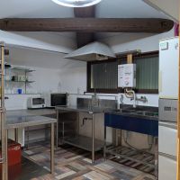 東大阪市上石切町2丁目の賃貸物件/業務用作業台の並ぶキッチン。写真に映る家電やお皿は残置物として使用できます。