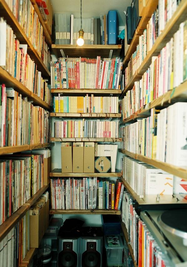 大阪市城東区古市1丁目の売買物件/書斎の奥には足場板で造られた可動収納棚が3面に。
