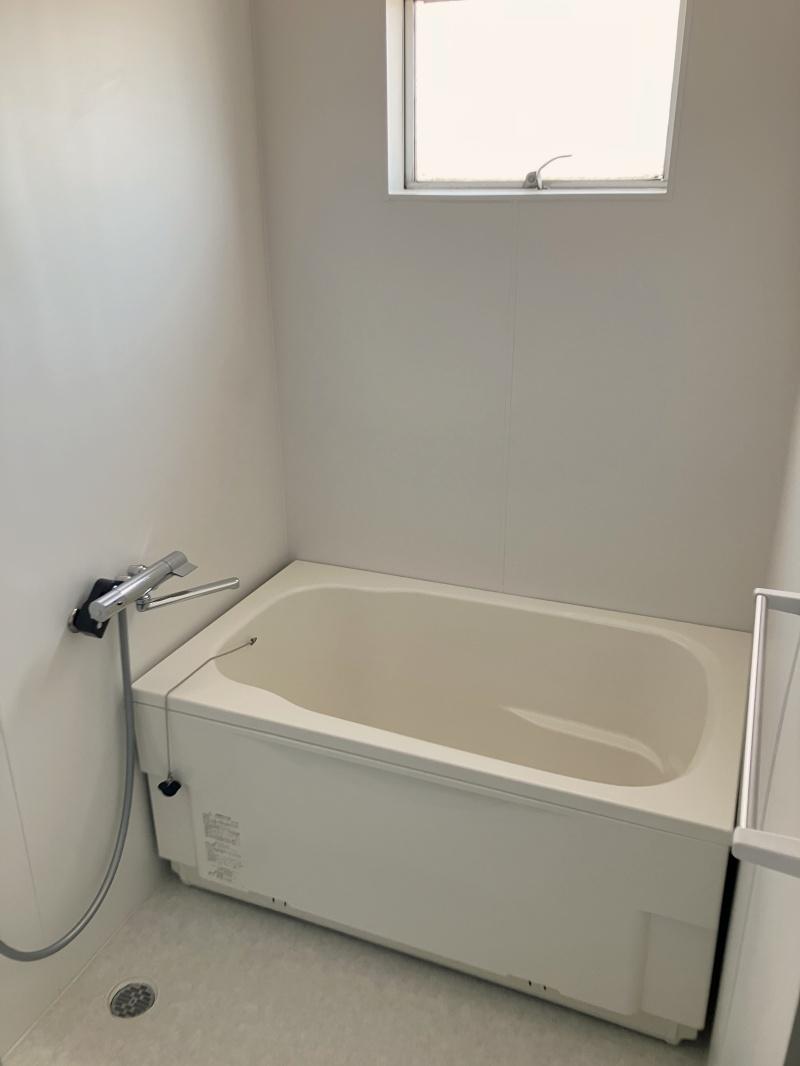 大阪府八尾市西山本町６丁目の賃貸物件/風呂。窓あり。