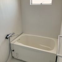 大阪府八尾市西山本町６丁目の賃貸物件/風呂。窓あり。