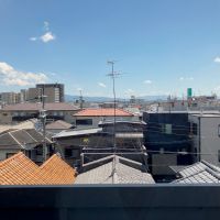 大阪府八尾市西山本町６丁目の賃貸物件/南側バルコニーからの眺望。左手に山々。