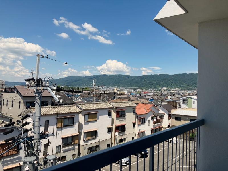 大阪府八尾市西山本町６丁目の賃貸物件/北側バルコニーからの眺望。右手に山々。