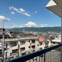 大阪府八尾市西山本町６丁目の賃貸物件/北側バルコニーからの眺望。右手に山々。