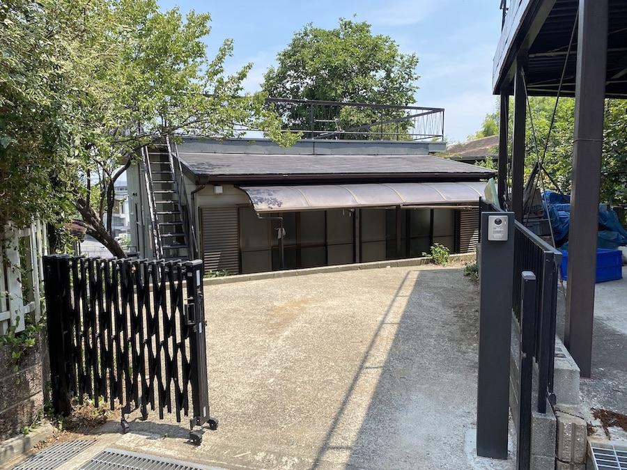 奈良県北葛城郡王寺町元町の売買物件/駐車場は高低差のある敷地南側にあります。