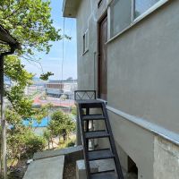 奈良県北葛城郡王寺町元町の売買物件/リビングからの勝手口を出ると駐車場側にアクセスできます。左手には倉庫に使えそうな附属建物（12.4㎡）あり。