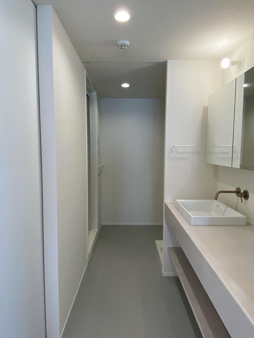 大阪市中央区谷町5丁目の売買物件/手前にトイレと洗面。奥に洗濯機置き場と浴室。間をカーテンで仕切れます。