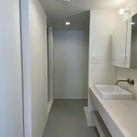 大阪市中央区谷町5丁目の売買物件/手前にトイレと洗面。奥に洗濯機置き場と浴室。間をカーテンで仕切れます。