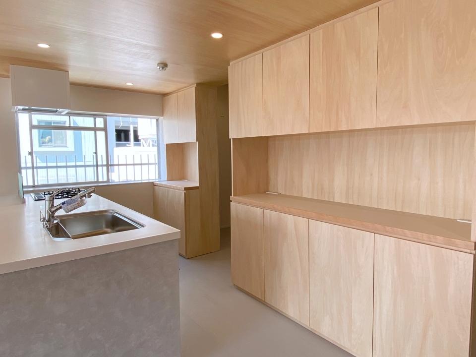 大阪市中央区谷町5丁目の売買物件/キッチン背面には大容量の収納。キッチンにも窓があるのが嬉しい！