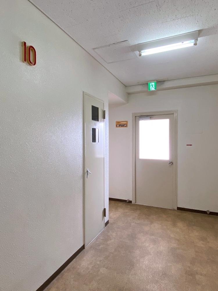 大阪市中央区谷町5丁目の売買物件/共用部はレトロ感あり。同階には事務所利用の方もいらっしゃいます。