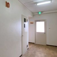 大阪市中央区谷町5丁目の売買物件/共用部はレトロ感あり。同階には事務所利用の方もいらっしゃいます。