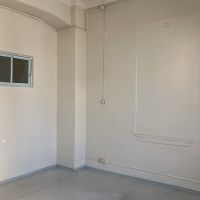 大阪市西区立売堀1丁目の賃貸物件/シンプルな内装に水色の窓枠がアクセント。（50号）