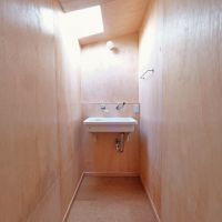 東大阪市永和3丁目の賃貸物件/奥まった洗面、スツールを置いてゆっくり身支度できそうなスペースがあります。