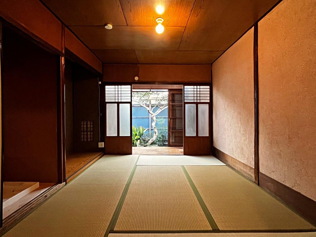 東大阪市永和3丁目の賃貸物件/6畳の和室は寝室にするのが良さそうな。庭が出迎えてくれます。