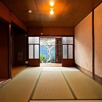 東大阪市永和3丁目の賃貸物件/6畳の和室は寝室にするのが良さそうな。庭が出迎えてくれます。