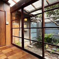 東大阪市永和3丁目の賃貸物件/庭には山茶花、冬になると綺麗に咲きます。空地とは性格の違う庭として。
