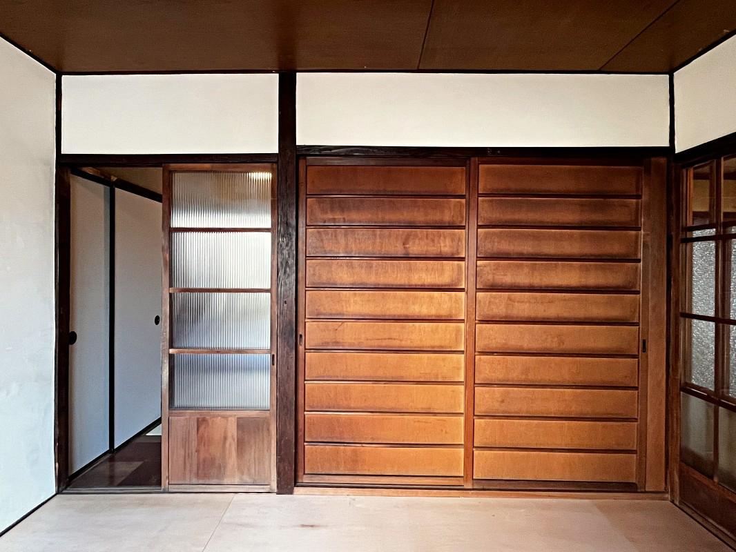 東大阪市永和3丁目の賃貸物件/建具も調整・磨きながらできるだけ再利用しています。