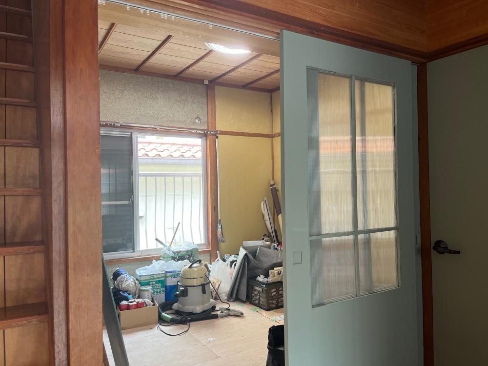 東大阪市喜里川町の賃貸物件/この建具も、元々のものの窓をくり抜いて透過性をあげたもの。※こちらの部屋は工事中です。