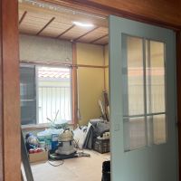 東大阪市喜里川町の賃貸物件/この建具も、元々のものの窓をくり抜いて透過性をあげたもの。※こちらの部屋は工事中です。