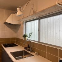 東大阪市喜里川町の賃貸物件/キッチンのツートンタイルがアクセント