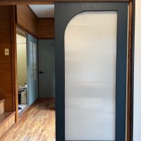 東大阪市喜里川町の賃貸物件/黒に青を混ぜた絶妙な色合い。既存の建具をくり抜いて塗装しています。